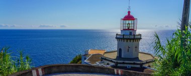 Sao Miguel, Azores 'deki Nordeste kasabası yakınlarındaki Deniz feneri Ponta do Arnel' de.