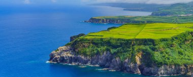 Santa Iria 'nın Azores' teki Sao Miguel adasının kıyı şeridi manzarası. Portekiz