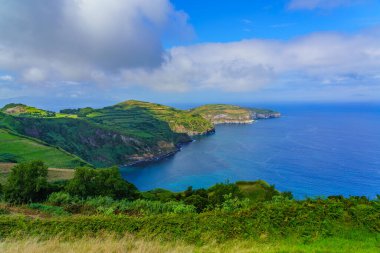 Santa Iria 'nın Azores' teki Sao Miguel adasının kıyı şeridi manzarası. Portekiz