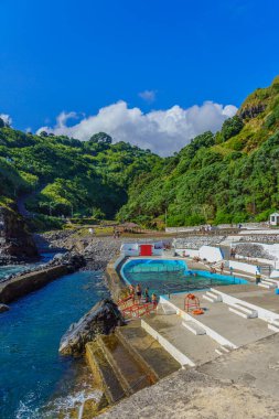 NORDESTE, PORTUGAL - 27 Ağustos 2020: Piscina Natural Da Boca De Ribeira, Nordeste, Sao Miguel Atlantik Okyanusu. Denizde doğal havuz, Portekiz. dikey