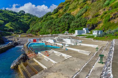 NORDESTE, PORTUGAL - 27 Ağustos 2020: Piscina Natural Da Boca De Ribeira, Nordeste, Sao Miguel Atlantik Okyanusu. Denizde doğal havuz, Portekiz.