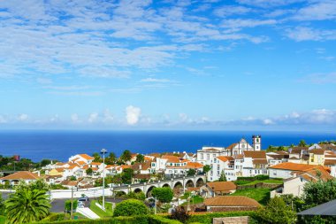 Sao Miguel Adası, Azores 'teki Nordeste manzarası. Nordeste Köyü 'ndeki eski taş kemer köprüsü, Sao Miguel, Azores. Portekiz 'in Sao Miguel adasında beyaz kasaba binaları olan Nordeste köyü..