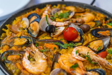 İspanyol deniz ürünleri Paella de Marisco, midyeli Paella Marinera, kabuklu deniz ürünleri ve karides.