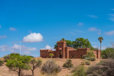 NAMIB DESERT, NAMIBIA - 9 Ocak 2021: Namib Naukluft Ulusal Parkı 'ndaki mavi gökyüzü ve bulutları, Namibya, Afrika