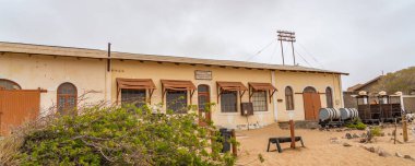 KOLMANSKOP, NAMIBIA - 8-2021: Alman Kolmanskop 'taki elmas mağazası - Namib Çölü' ndeki terk edilmiş binalarla birlikte Namibya 'daki Kolmannskuppe Hayalet Kasabası
