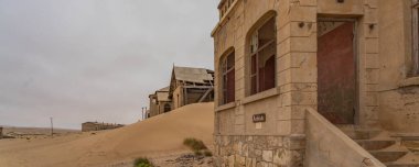 KOLMANSKOP, NAMIBIA - 8-2021: Alman Kolmanskop 'taki Architekt evi - Namibya' daki terk edilmiş binalarla terk edilmiş hayalet şehir