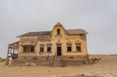 KOLMANSKOP, NAMIBIA - 8-2021: The Buchhalter house at German Kolmanskop - Kolmannskuppe Ghost Town, Namib çölündeki terk edilmiş binalar