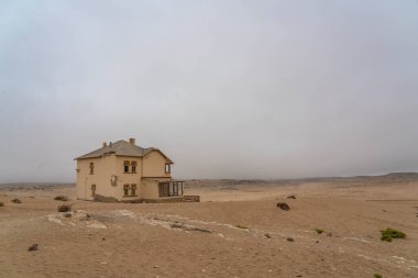 KOLMANSKOP, NAMIBIA - 8-2021: Alman Kolmanskop 'ta bir ev - Namib Çölü' nde terk edilmiş binaları olan Kolmannskuppe Hayalet Kasabası