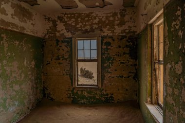 Alman Kolmanskop - Namibya 'daki Kolmannskuppe Hayalet Kasabası odalarında kum, Namib Çölü' nde binalar