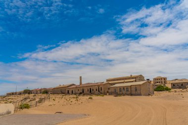 KOLMANSKOP, NAMIBIA - 8-2021: Namibya 'da terk edilmiş binalarla birlikte Alman Kolmanskop Hayalet Kasabası