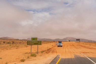 AUS. NAMIBIA - 04.2021: Namib-Naukluft-Nationalpark, Namibya 'da Maltahoehe ve Helminghausen' e yol işareti.