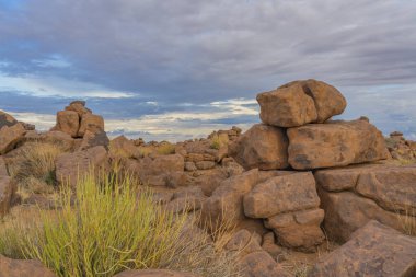 Keetmanshoop, Namibya, Afrika yakınlarındaki Giant 's Playground' da devasa Dolerite Kaya oluşumları, arka plan bulutlu gökyüzü