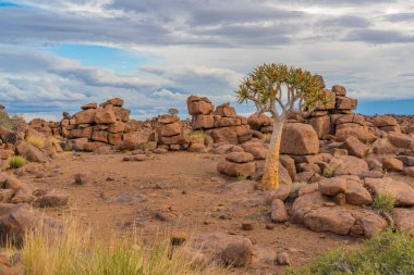 Keetmanshoop, Namibya, Afrika yakınlarındaki Giant 's Playground' da devasa Dolerite Kaya oluşumları, arka plan bulutlu gökyüzü