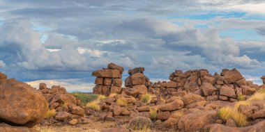 Keetmanshoop, Namibya, Afrika yakınlarındaki Giant 's Playground' da devasa Dolerite Kaya oluşumları, arka plan bulutlu gökyüzü, panorama