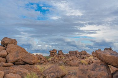 Keetmanshoop, Namibya, Afrika yakınlarındaki Giant 's Playground' da devasa Dolerite Kaya oluşumları, arka plan bulutlu gökyüzü