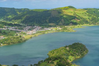 Portekiz, Azores 'de Sao Miguel adasındaki Sete Cidades göllerine tepeden bakan Miradouro da Boca do Inferno
