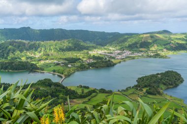 Portekiz, Azores 'de Sao Miguel adasındaki Sete Cidades göllerine tepeden bakan Miradouro da Boca do Inferno