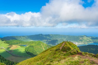 Portekiz, Azores 'de Sao Miguel adasındaki Sete Cidades göllerine tepeden bakan Miradouro da Boca do Inferno