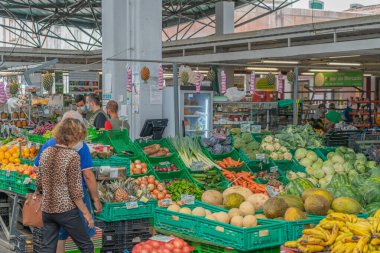 SAO MIGUEL, PORTUGAT - 27.2020 AĞUSTOS: Portekiz Sao Miguel Adası 'ndaki Azores' in başkenti Ponta Delgada 'dan insanlarla dolu şehir manzarası