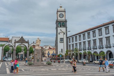 SAO MIGUEL, PORTUGAT - 27.2020 AĞUSTOS: Portekiz Sao Miguel Adası 'ndaki Azores' in başkenti Ponta Delgada 'dan insanlarla dolu şehir manzarası