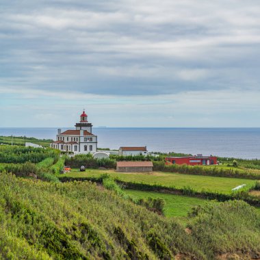 SAO MIGUEL, PORTUGAT - 27.2020 AĞUSTOS: Portekiz Sao Miguel Adası 'ndaki Azores' in başkenti Ponta Delgada 'dan insanlarla dolu şehir manzarası