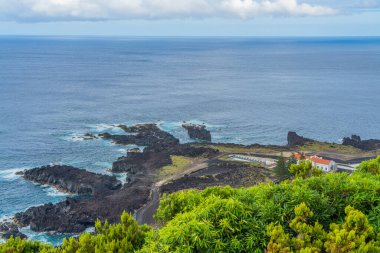 SAO MIGUEL, PORTUGAT - 27.2020 AĞUSTOS: Portekiz Sao Miguel Adası 'ndaki Azores' in başkenti Ponta Delgada 'dan insanlarla dolu şehir manzarası