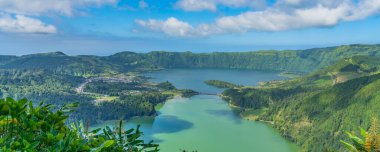 SAO MIGUEL, PORTUGAT - 27.2020 AĞUSTOS: Portekiz Sao Miguel Adası 'ndaki Azores' in başkenti Ponta Delgada 'dan insanlarla dolu şehir manzarası