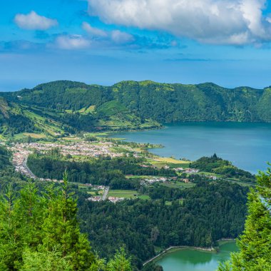 Portekiz, Azores 'de Sao Miguel adasındaki Sete Cidades göllerine tepeden bakan Miradouro da Boca do Inferno