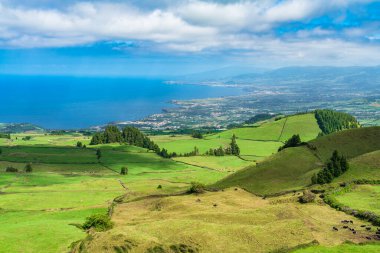 Panorama Manzarası dağdan Sao Miguel 'e, Azores, Portekiz güzel mavi gökyüzü