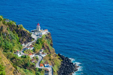 Sao Miguel 'in Nordeste kasabası yakınlarındaki Deniz feneri Ponta do Arnel' de.
