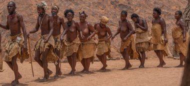 DAMARALAND, NAMIBIA - 13 Ocak 2020: Damara halkı geleneksel giysiler içinde Twyfelfontein, Namibya 'daki Damara Canlı Müzesi' nde geleneksel dans gösterisi yapıyorlar