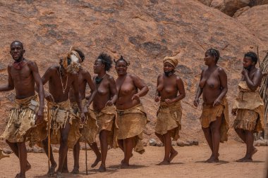 DAMARALAND, NAMIBIA - 13 Ocak 2020: Damara halkı geleneksel giysiler içinde Twyfelfontein, Namibya 'daki Damara Canlı Müzesi' nde geleneksel dans gösterisi yapıyorlar
