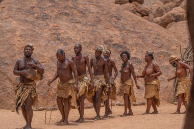 DAMARALAND, NAMIBIA - 13 Ocak 2020: Damara halkı geleneksel giysiler içinde Twyfelfontein, Namibya 'daki Damara Canlı Müzesi' nde geleneksel dans gösterisi yapıyorlar