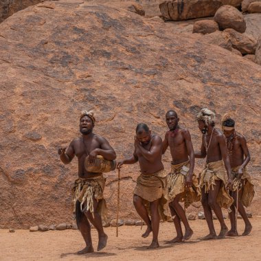 DAMARALAND, NAMIBIA - 13 Ocak 2020: Damara halkı geleneksel giysiler içinde Twyfelfontein, Namibya 'daki Damara Canlı Müzesi' nde geleneksel dans gösterisi yapıyorlar