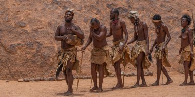 DAMARALAND, NAMIBIA - 13 Ocak 2020: Damara halkı geleneksel giysiler içinde Twyfelfontein, Namibya 'daki Damara Canlı Müzesi' nde geleneksel dans gösterisi yapıyorlar