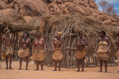 DAMARALAND, NAMIBIA - 13 Ocak 2020: Damara halkı geleneksel giysiler içinde Twyfelfontein, Namibya 'daki Damara Canlı Müzesi' nde geleneksel dans gösterisi yapıyorlar