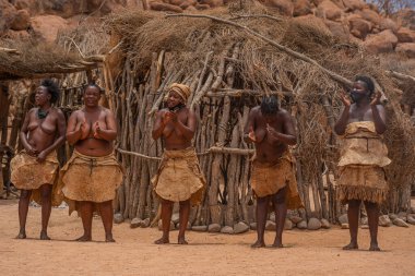 DAMARALAND, NAMIBIA - 13 Ocak 2020: Damara halkı geleneksel giysiler içinde Twyfelfontein, Namibya 'daki Damara Canlı Müzesi' nde geleneksel dans gösterisi yapıyorlar