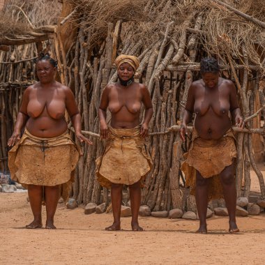DAMARALAND, NAMIBIA - 13 Ocak 2020: Damara halkı geleneksel giysiler içinde Twyfelfontein, Namibya 'daki Damara Canlı Müzesi' nde geleneksel dans gösterisi yapıyorlar