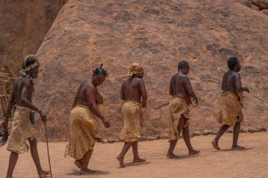 DAMARALAND, NAMIBIA - 13 Ocak 2020: Damara halkı geleneksel giysiler içinde Twyfelfontein, Namibya 'daki Damara Canlı Müzesi' nde geleneksel dans gösterisi yapıyorlar