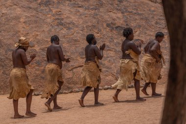 DAMARALAND, NAMIBIA - 13 Ocak 2020: Damara halkı geleneksel giysiler içinde Twyfelfontein, Namibya 'daki Damara Canlı Müzesi' nde geleneksel dans gösterisi yapıyorlar
