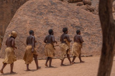 DAMARALAND, NAMIBIA - 13 Ocak 2020: Damara halkı geleneksel giysiler içinde Twyfelfontein, Namibya 'daki Damara Canlı Müzesi' nde geleneksel dans gösterisi yapıyorlar
