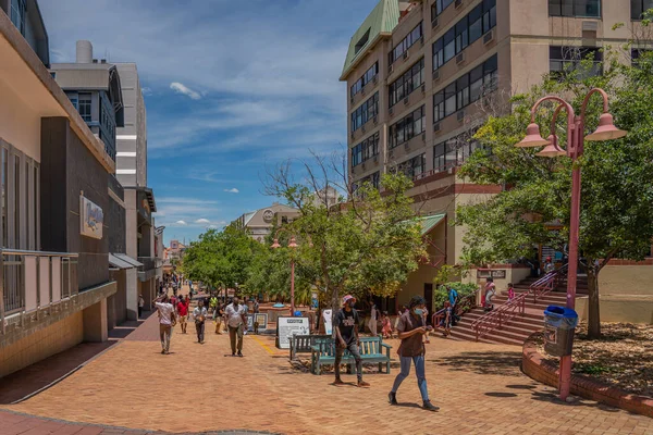 Windhoek centro, vista desde la zona peatonal con gente — Foto de Stock