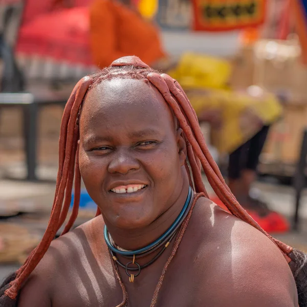 Πορτρέτο της γυναίκας Himba που πωλούν αναμνηστικά στο κέντρο Windhoek στη φυλή, αγορά τέχνης — Φωτογραφία Αρχείου