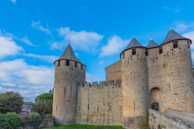 Soldan ve kuleden köprüyle girişe bakın. Tarihi şato leşi. Sabahları et de carcassone
