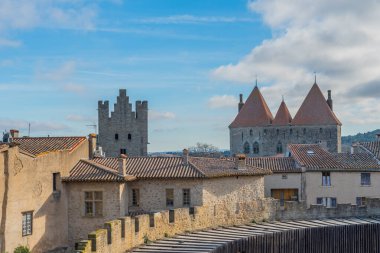 Tarihi Castle Carcassone 'dan kuleye bakın. Cite de Carcassone, arka plan mavi gökyüzü.