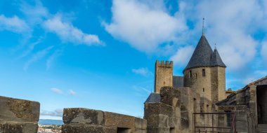 Tarihsel şato leşi üzerine panorama manzarası - cite de carcassone - kuleleri ile, arka plan mavi gökyüzü