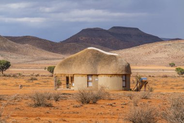 NAMIB NAUKLUFT Parkı, NAMIBIA - Ocak 06. 2021: Namib-Naukluft Ulusal Parkı 'nda, Sossusvlei yakınlarında sazdan çatı evi olan Safari Pansiyonu' ndayız.