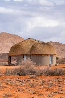 NAMIB NAUKLUFT Parkı, NAMIBIA - Ocak 06. 2021: Namib-Naukluft Ulusal Parkı 'nda, Sossusvlei yakınlarında sazdan çatı evi olan Safari Pansiyonu' ndayız.