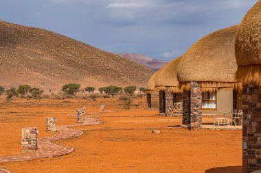NAMIB NAUKLUFT Parkı, NAMIBIA - Ocak 06. 2021: Namib Naukluft Ulusal Parkı 'ndaki We Kebi Safari Lodge' daki sazdan çatı katında yürüyüş