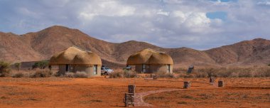 NAMIB NAUKLUFT Parkı, NAMIBIA - Ocak 06. 2021: Namib-Naukluft Parkı 'ndaki Safari Pansiyonu' nda Sossusvlei yakınlarında sazdan çatı, panorama